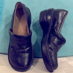 G.H. BASS & CO. “Sheena” Clog Pebbled/Tooled Faux Leather. Fab Comfy Shoe‼️